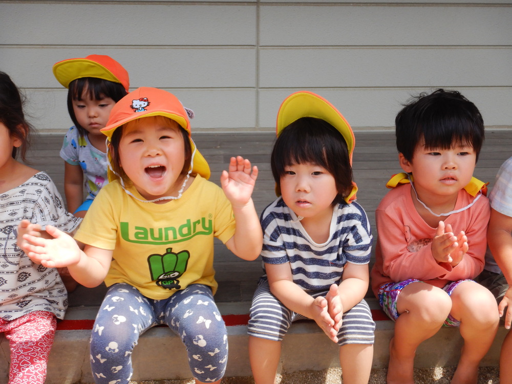 見学する子どもたち