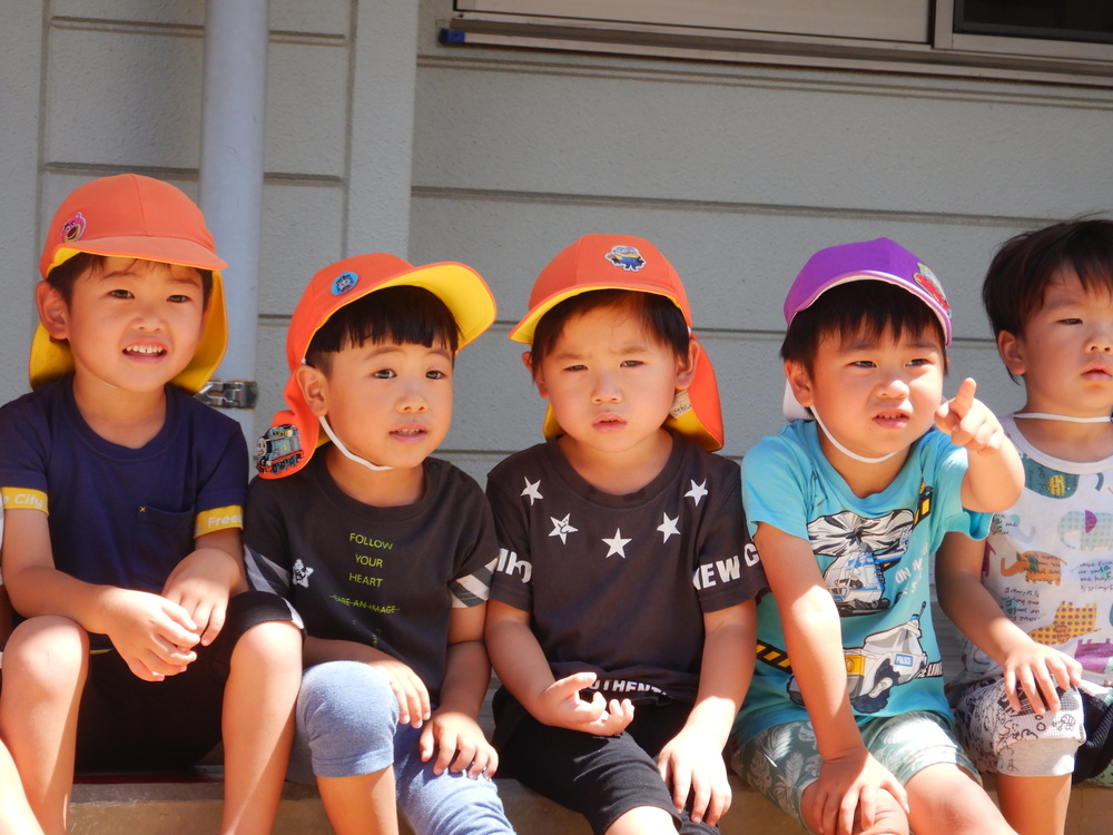 見学する子どもたち
