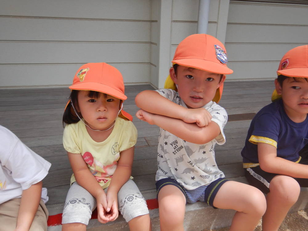 見学する子どもたち