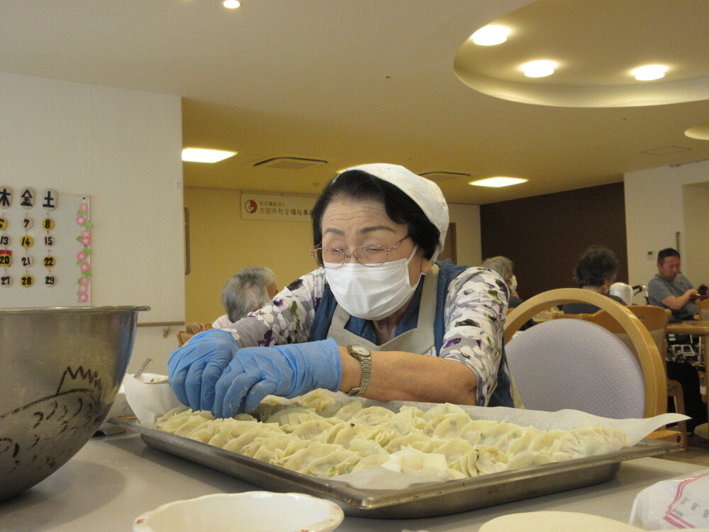 餃子を包んでいる様子