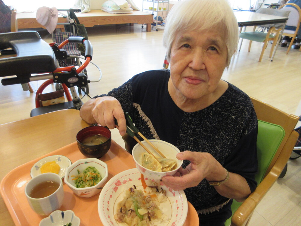 餃子を食べている様子