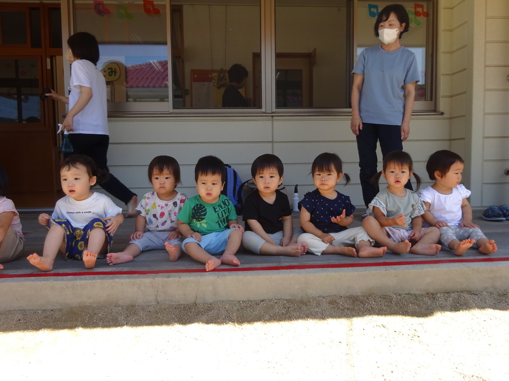 夏まつりのリハーサルを見ている子どもたち (1)