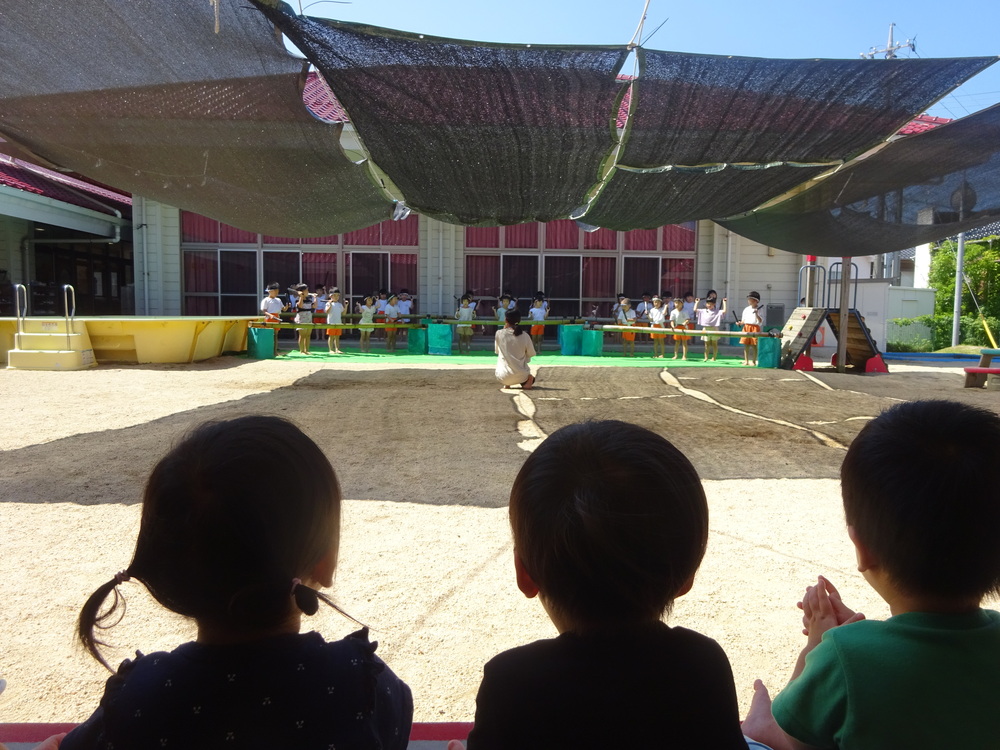 夏まつりのリハーサルを見ている子どもたち (2)