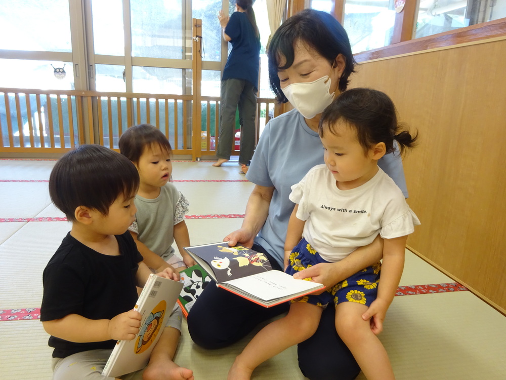 絵本を読んでいる子ども (1)