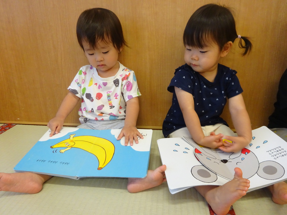 絵本を読んでいる子ども (2)