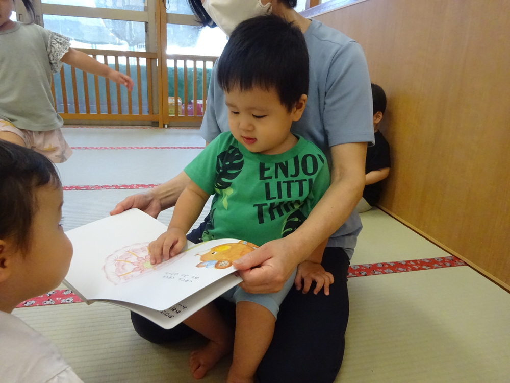 絵本を読んでいる子ども (3)