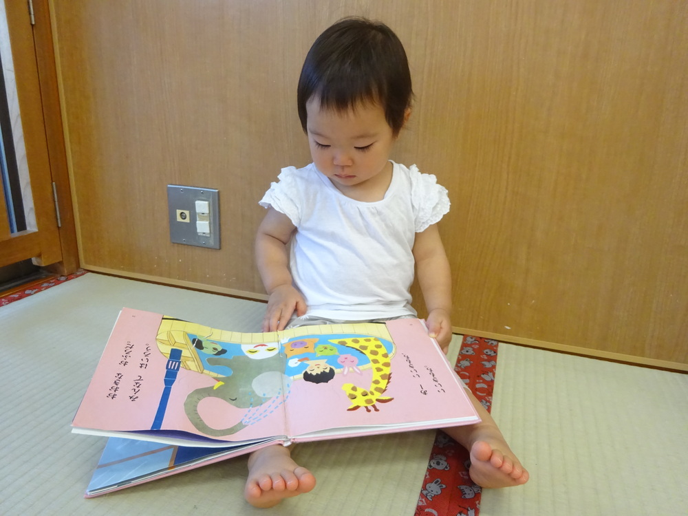 絵本を読んでいる子ども (4)