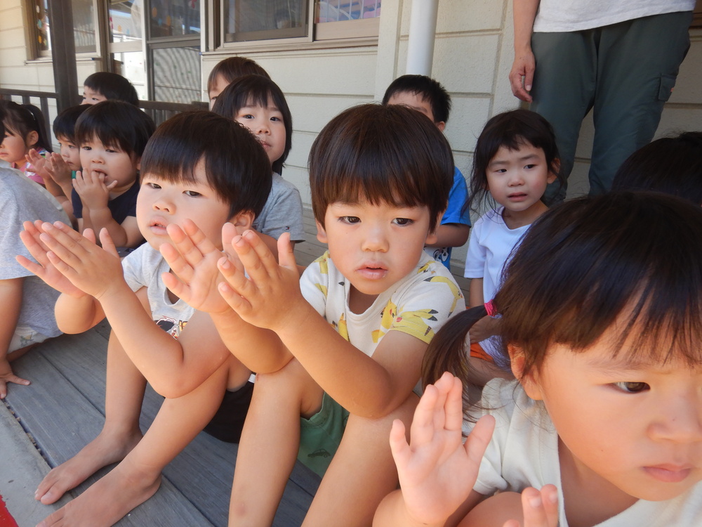 拍手をする子ども