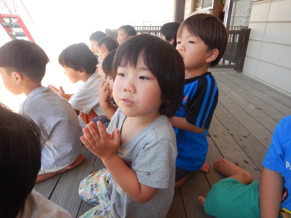 拍手をする子