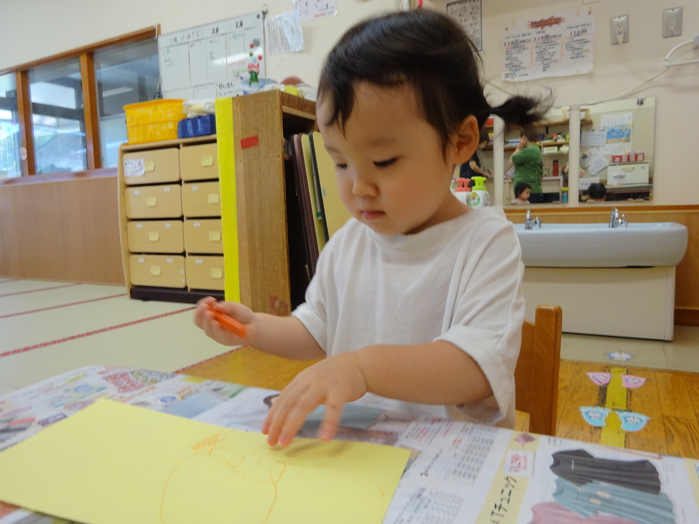 製作を楽しむ子ども (2)