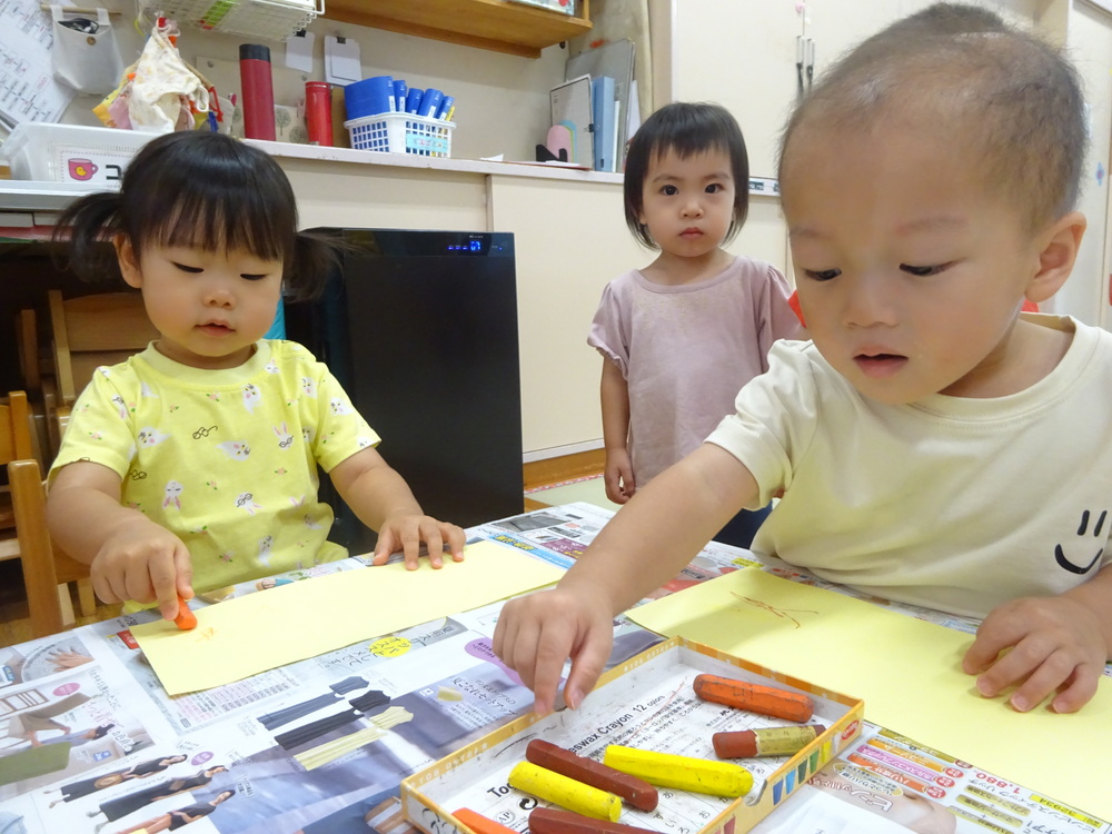 製作を楽しむ子ども (3)