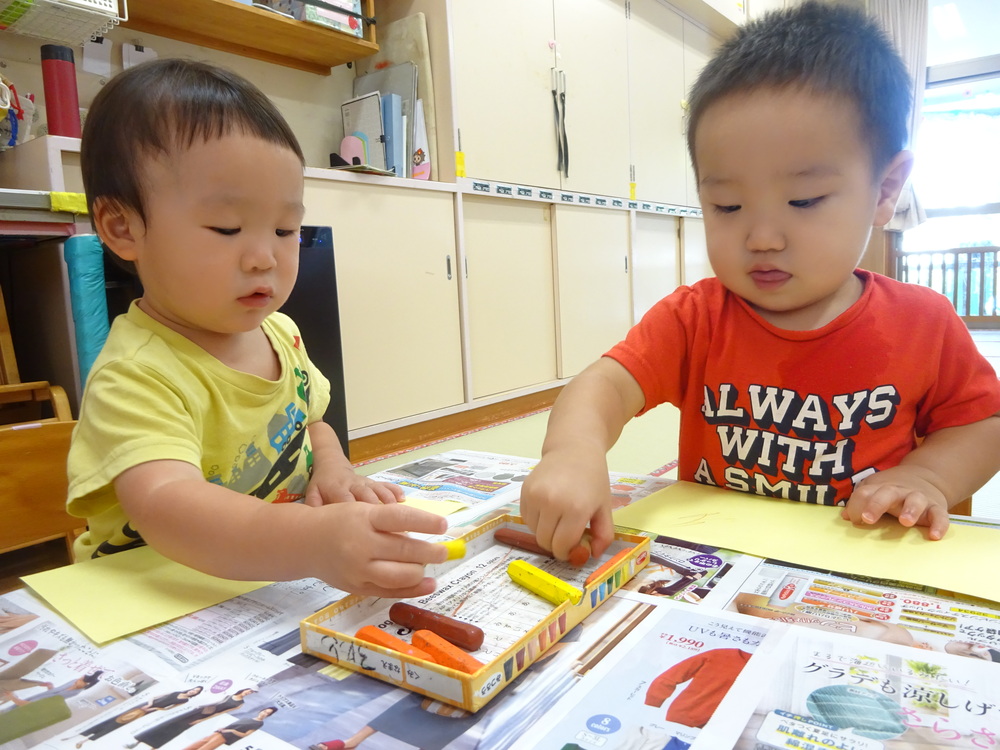 製作を楽しむ子ども (4)