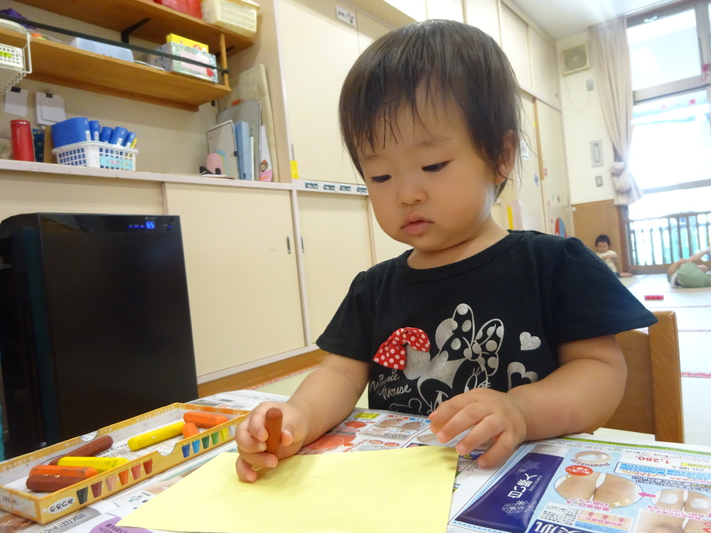 製作を楽しむ子ども（６）