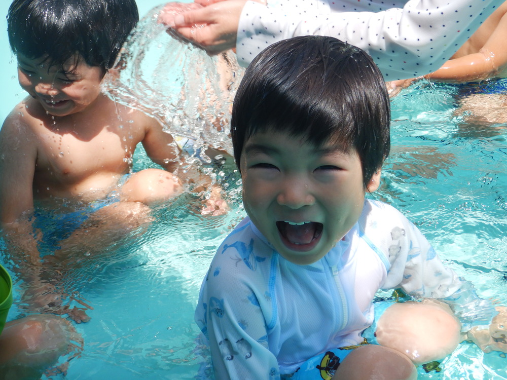 プールに入る男の子