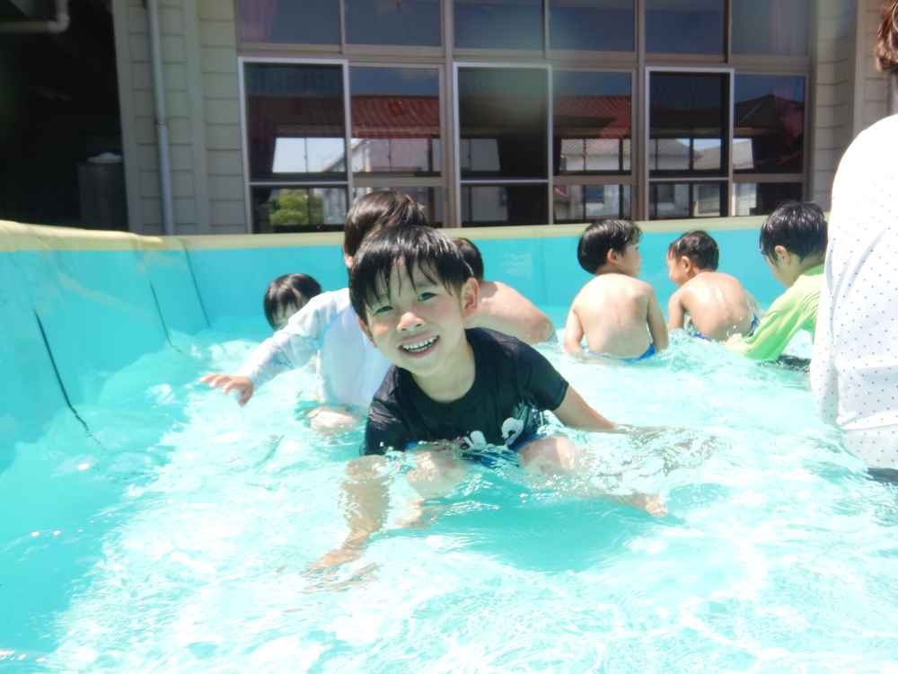 プールに入る子どもたち