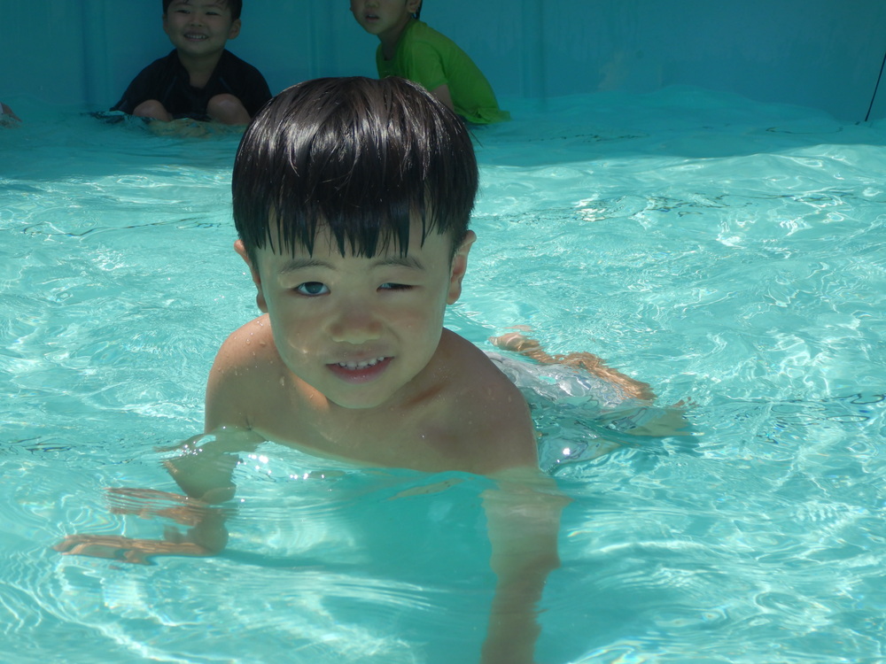 プールに入る子どもたち