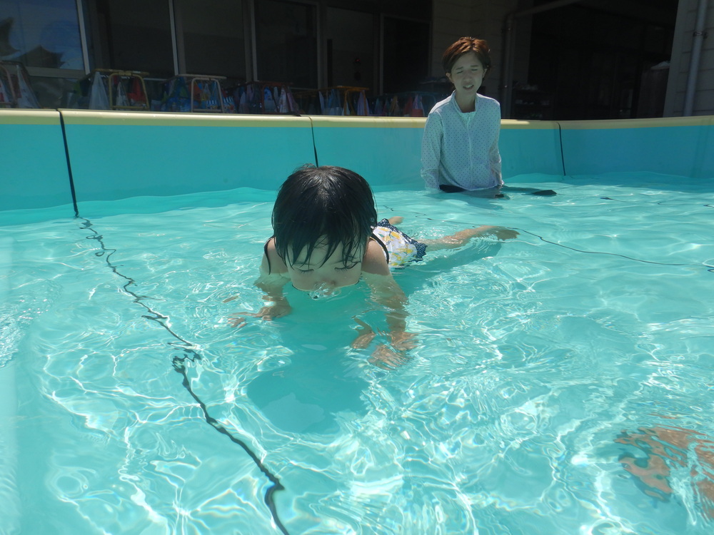 プールに入る子どもたち