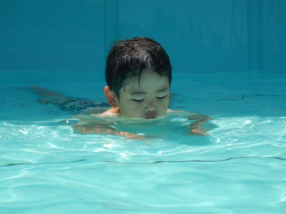 プールに入る子どもたち