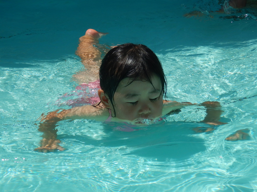 プールに入る子どもたち