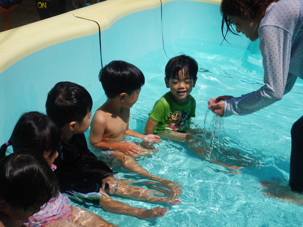 プールに入る子どもたち