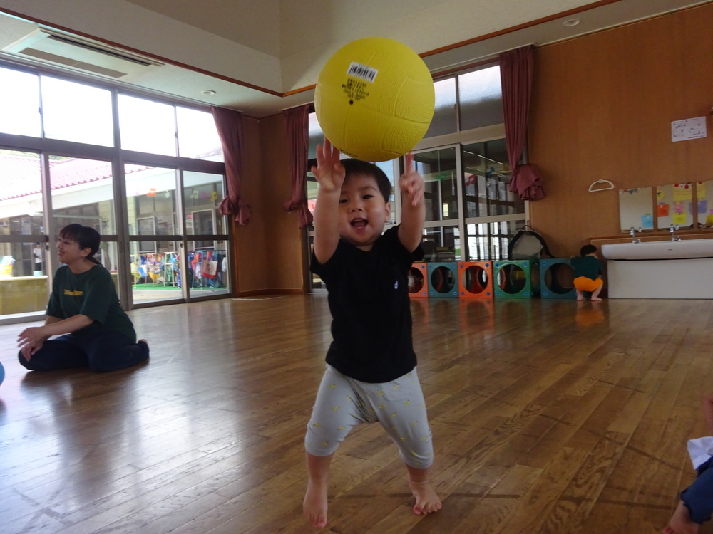 ボール遊びをしている子ども (2)