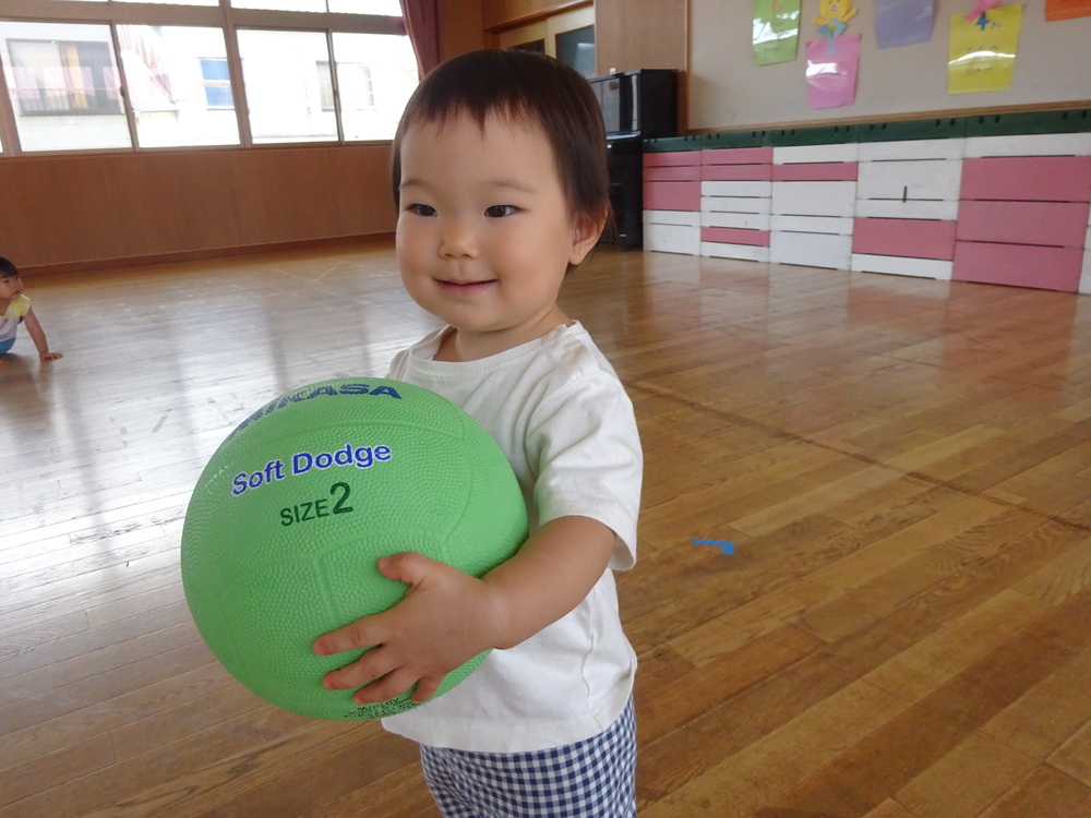 ボール遊びをしている子ども (4)