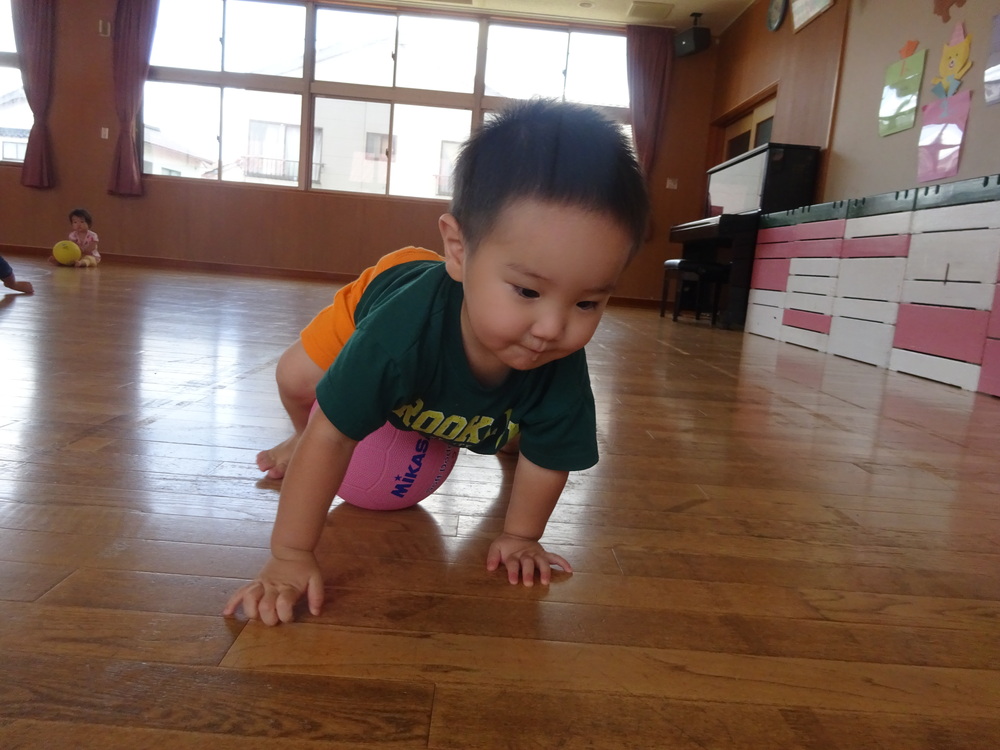 ボール遊びをしている子ども (5)