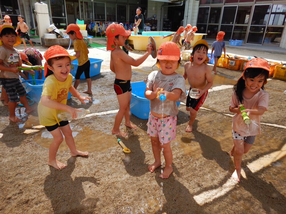 水鉄砲で遊んでいる