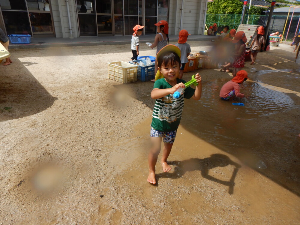 水鉄砲で遊んでいる