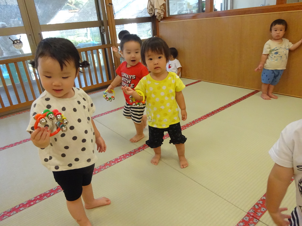 ダンスをする子ども (1)