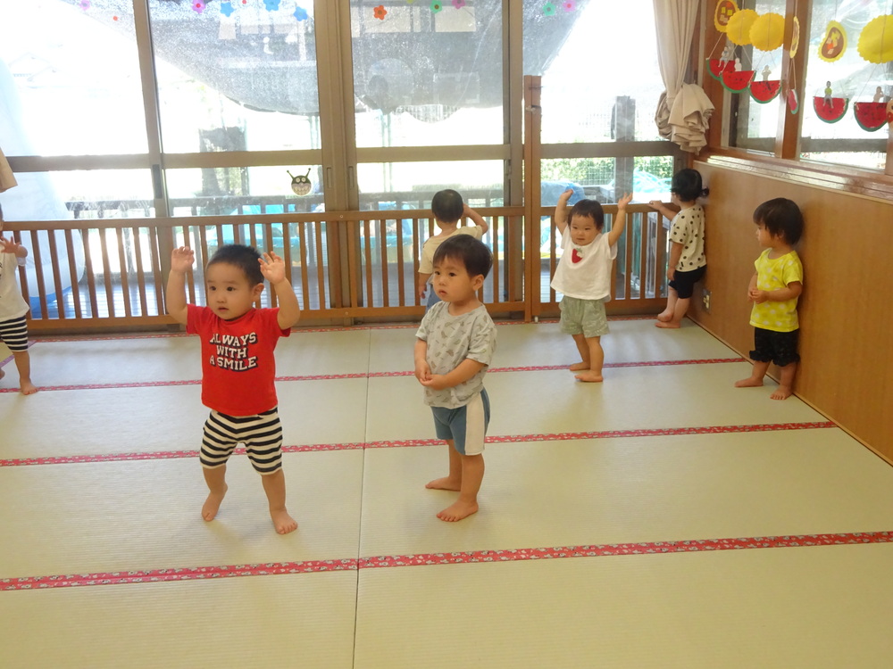 ダンスをする子ども (2)