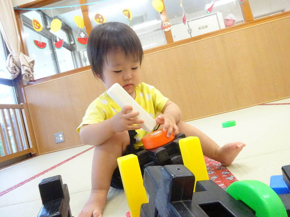 ブロックで遊ぶ子ども (1)