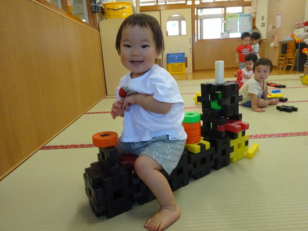 ブロックで遊ぶ子ども (2)