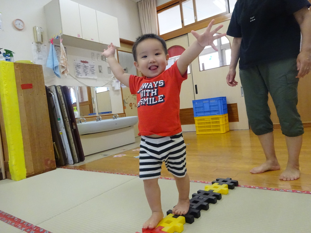 ブロックで遊ぶ子ども (3)