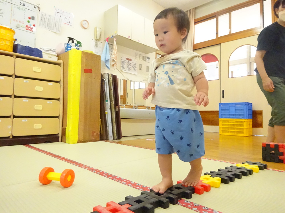 ブロックで遊ぶ子ども (4)