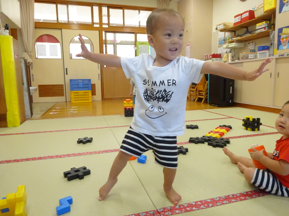 ブロックで遊ぶ子ども (5)