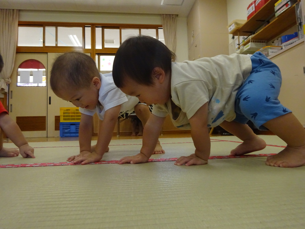 リズムをする子ども (2)
