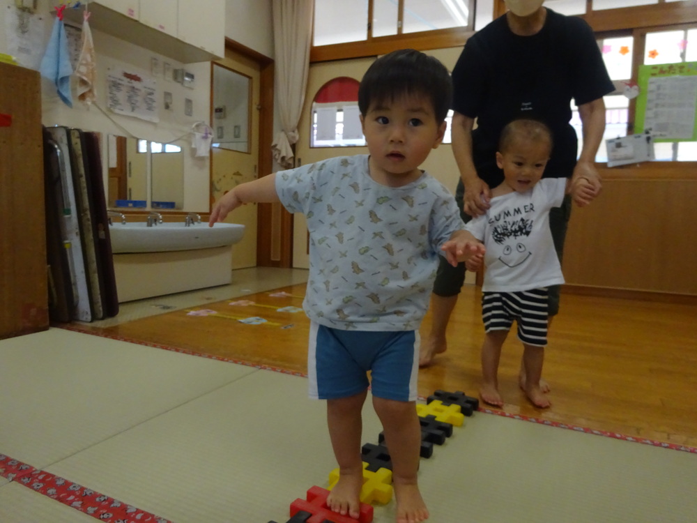 楽しく遊ぶ男の子