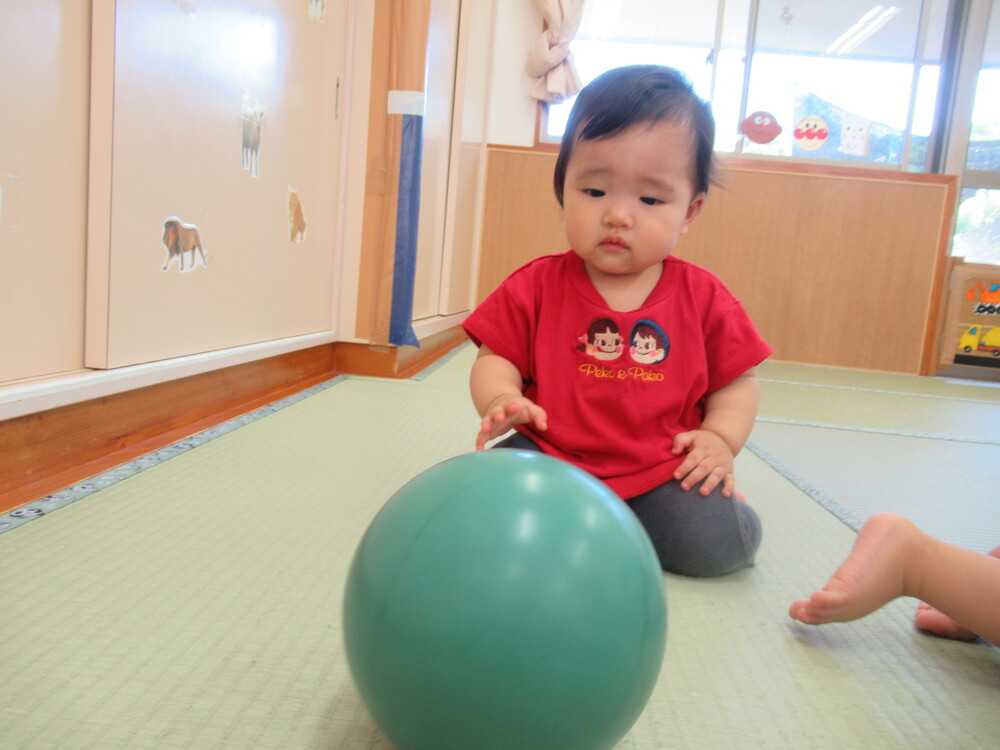 ボールで遊ぶ子ども 