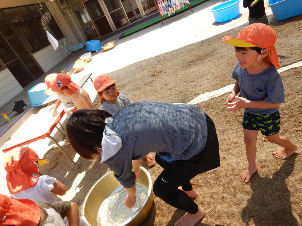 氷で遊ぶ男の子
