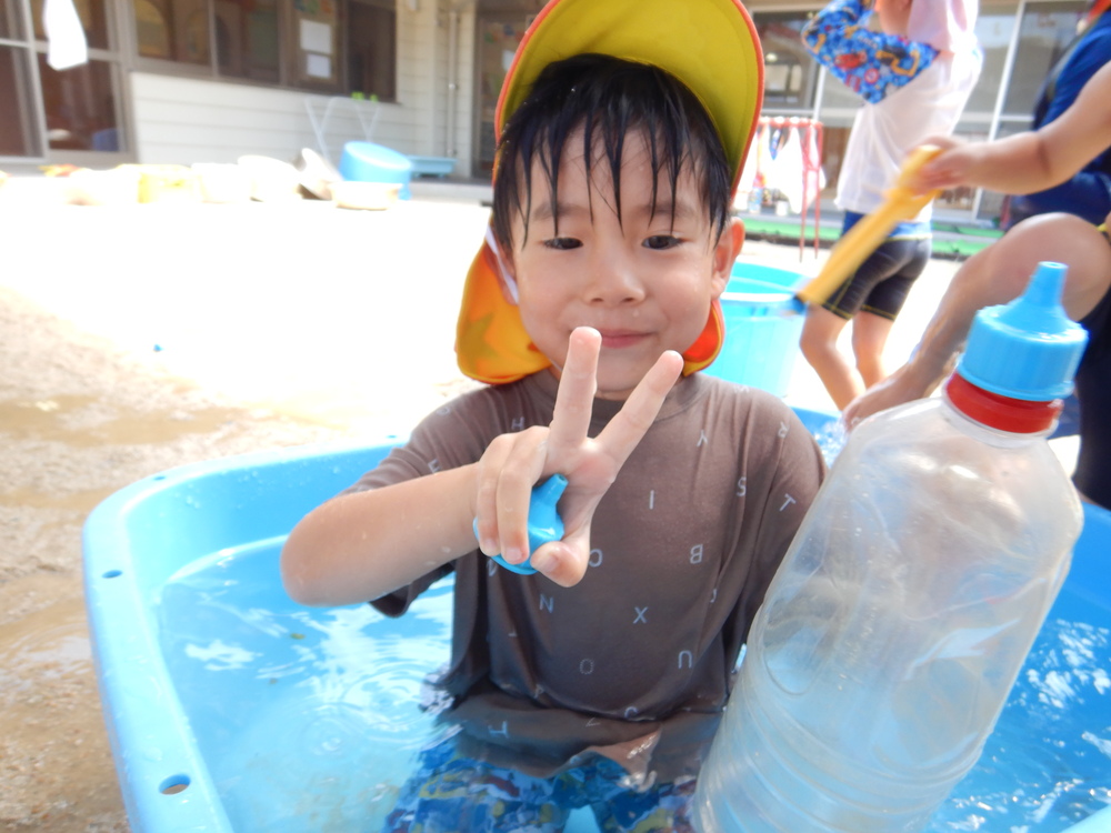 水遊びをする
