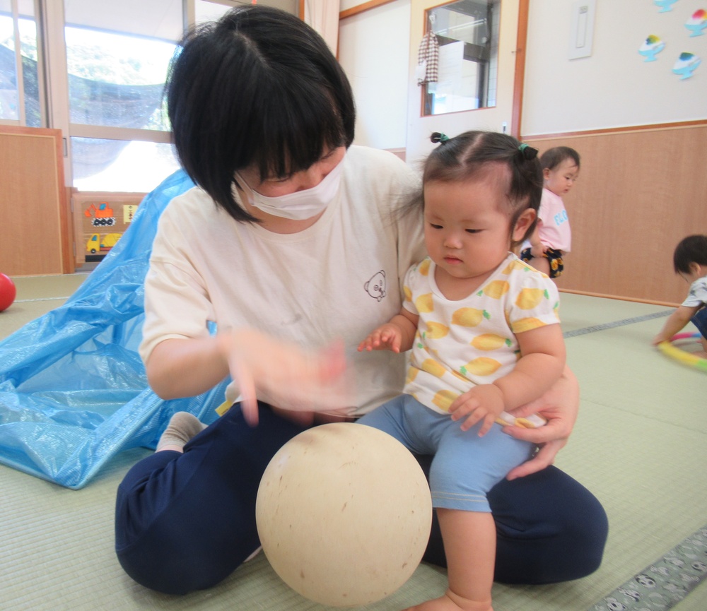 ボールで遊ぶ子ども 