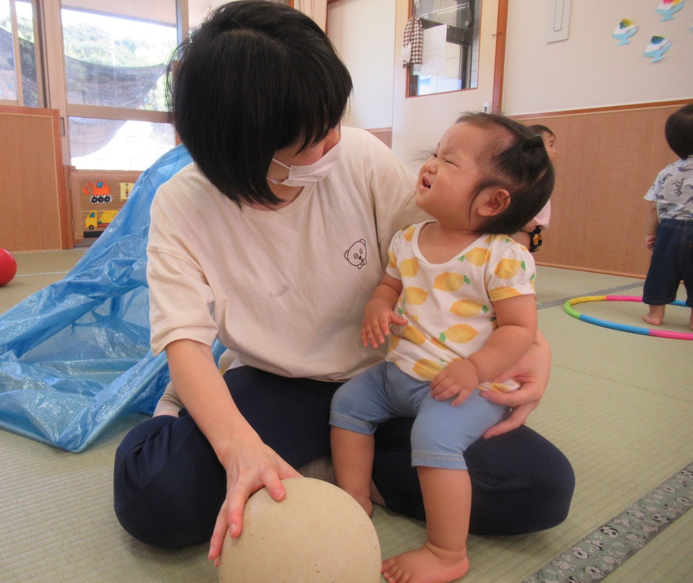 ボールで遊ぶ子ども 