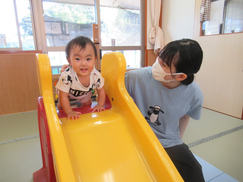 滑り台で遊んでいる (1)