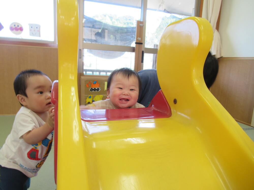 滑り台で遊んでいる (27)