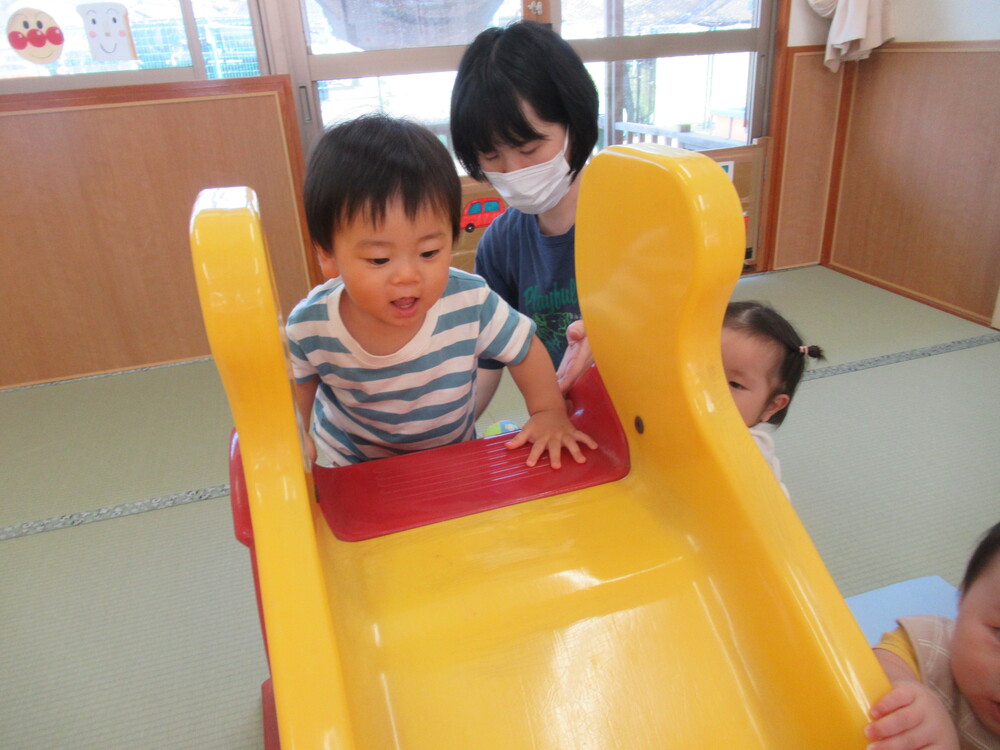滑り台で遊んでいる (29)