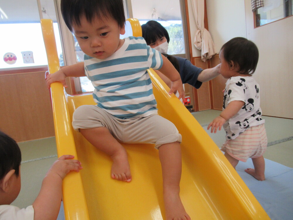 滑り台で遊んでいる (30)