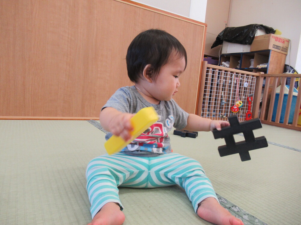 井形ブロックで遊んでいる (1)