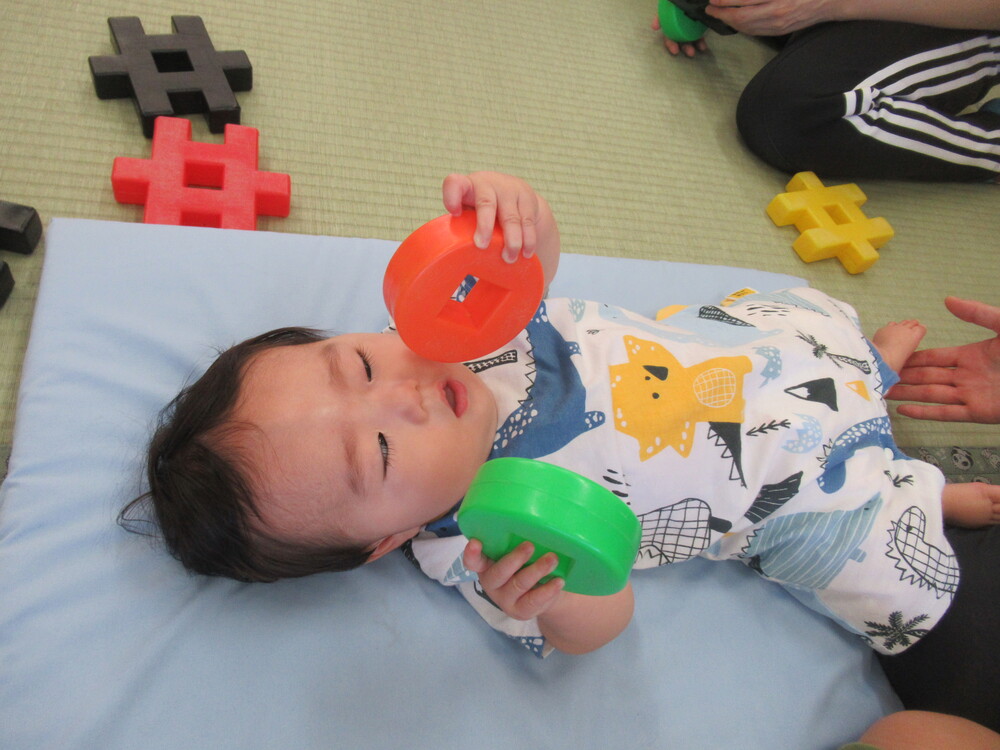 井形ブロックで遊んでいる (2)
