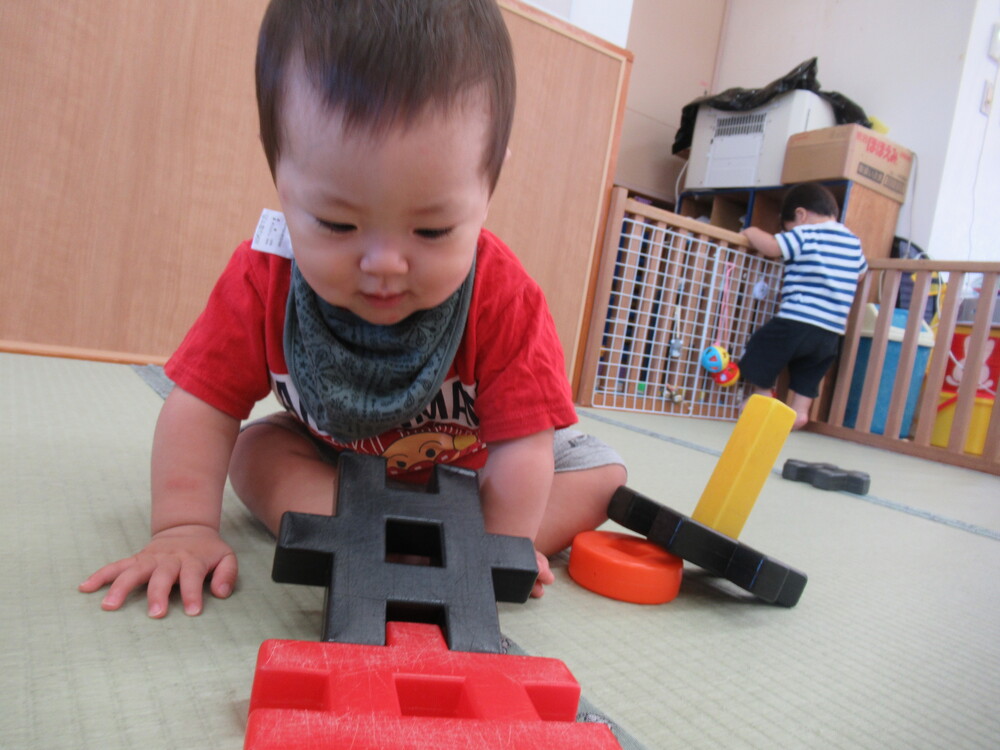 井形ブロックで遊んでいる (4)